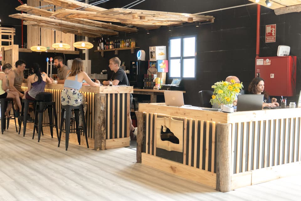 Bar y cafetería de Neko Escalada, espacio social